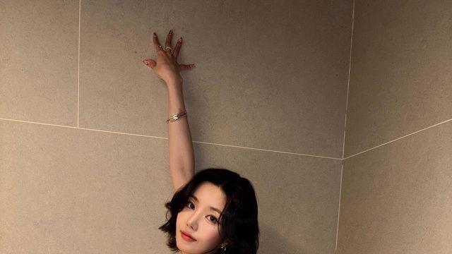 권은비, 데님 미니스커트로 각선미와 골반 라인 완벽 강조