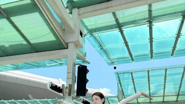 '공항은 런웨이’ 유시은, 화이트 크롭탑+블랙 데님으로 황금골반 라인 뽐냈다