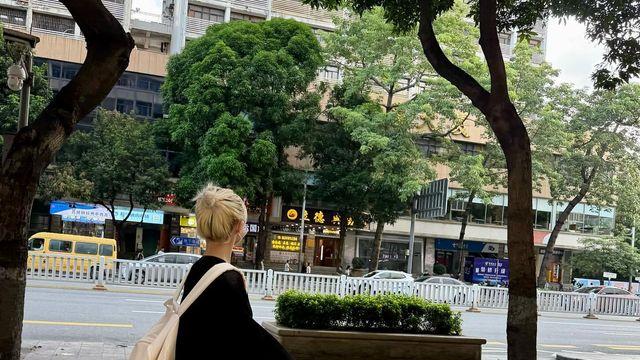 우기, 올블랙으로 서울 거리를 런웨이로 만든 '삼선 롱삭스' 혁명