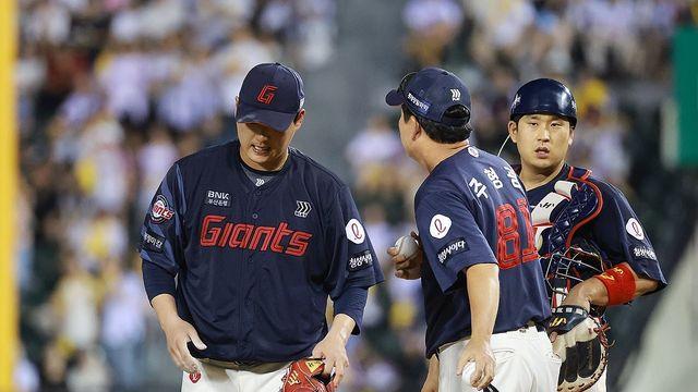 프로야구 롯데, 22년 만에 10연패…LG에 져 순위도 4위로 하락