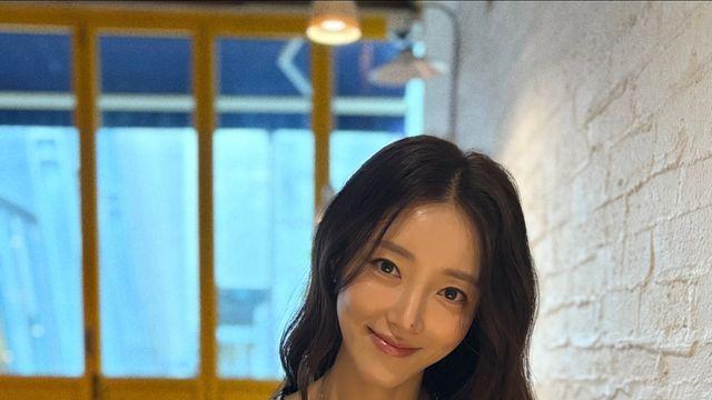 서하얀, 수묵화를 입은 듯—은은한 카페 무드 속 ‘청순 여신’ 비주얼