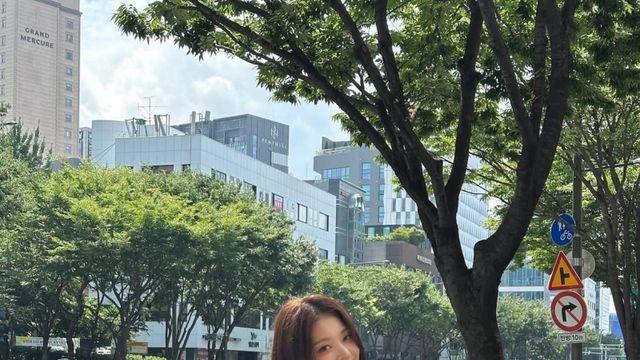 이나경, 치명美 뿜어낸 ‘개미허리 자태’... 도심 속 빛나는 여신 포스 [AI 포토컷]