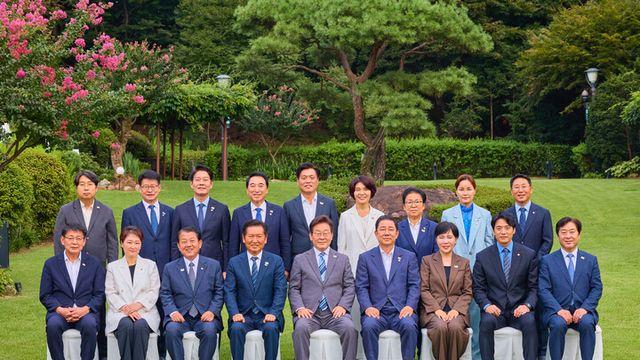 이 대통령, 與 초청 만찬 “검찰 수사·기소 분리 원칙 담은 ‘정부조직법’ 추석 전 마련”