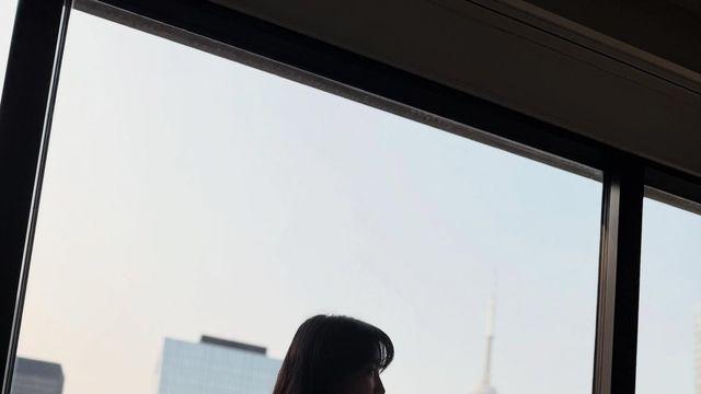 박하선, 창가에서 찍은 실루엣 한 컷… 도시적 무드 속 우아함 발산