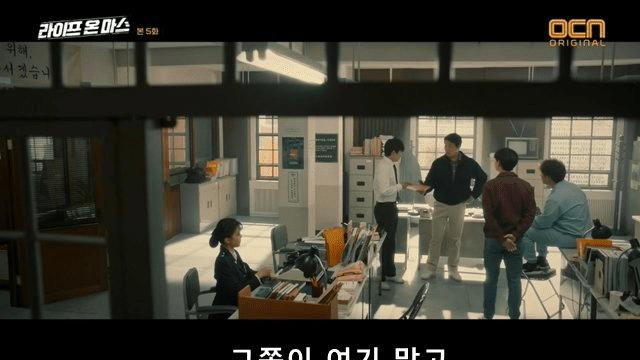 경찰서에서 커피나 타주는게 업무인 여경