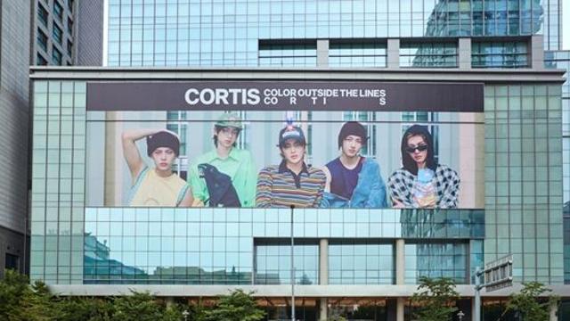 '빅히트 신인' 코르티스, 데뷔 이틀만 美 타임스퀘어 물들였다
