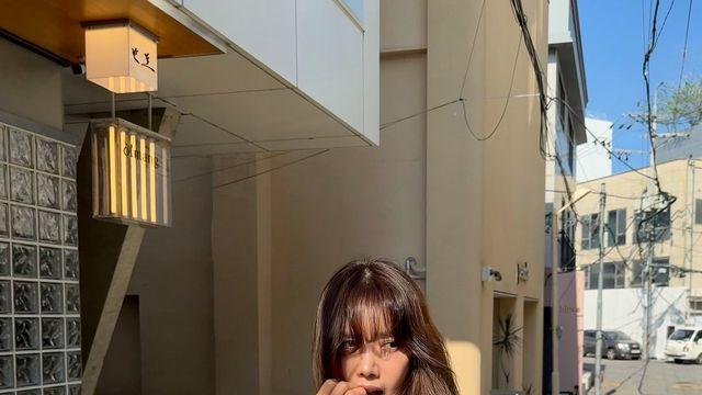 채정안, 블루 스트라이프 셔츠로 완성한 도심 시크룩