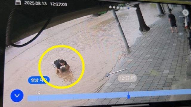 “아내와 아들 위해” 폭우에 맨홀 들어올린 30대 아빠