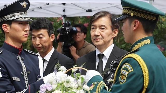 조국 “사과한다고 2030 마음 열겠나…내가 할 일 하겠다