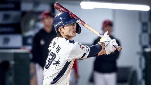 롯데 전민재, 좌측 내복사근 미세손상 진단…”내일 재검진 예정”