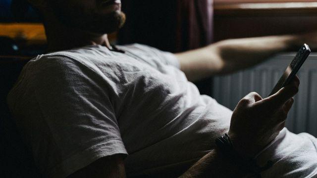 밤샘 정주행 뒤 눈이 뻑뻑하다면? 건강한 눈을 위한 5가지 법칙