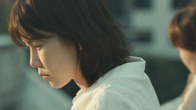 기억의 파편 속에서 진실을 찾는 여정…’다른 것으로 알려질 뿐이지’