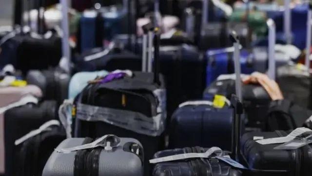 아시아나 항공 무게줄이려 공지없이 고객짐 두고 뜸,,