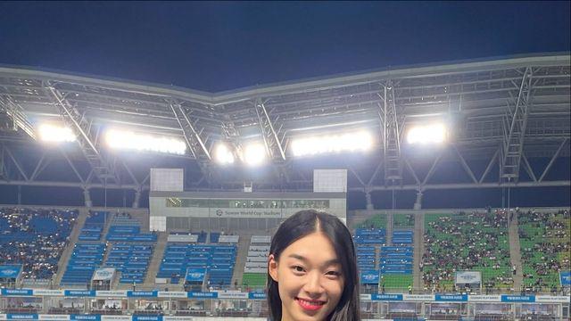 '스포티 여신' 김설희, 축구장에서도 런웨이처럼 빛나다
