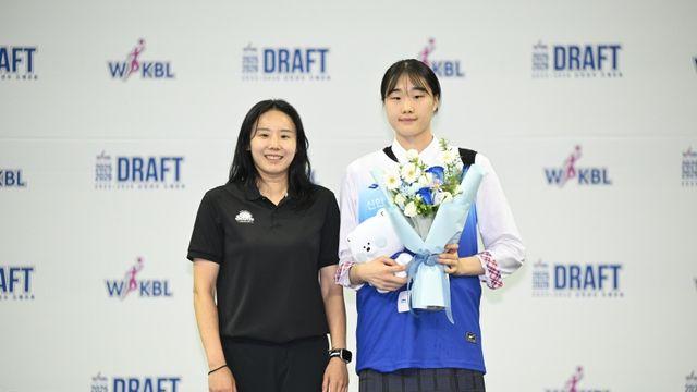 ‘WKBL 신인 최대어’ 이가현, 전체 1순위로 ‘최윤아호’ 신한은행 품에 안겼다…40명 중 14명 프로행
