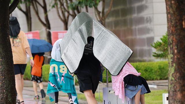 [날씨] 낮 최고 35도 무더위 계속…곳곳 소나기