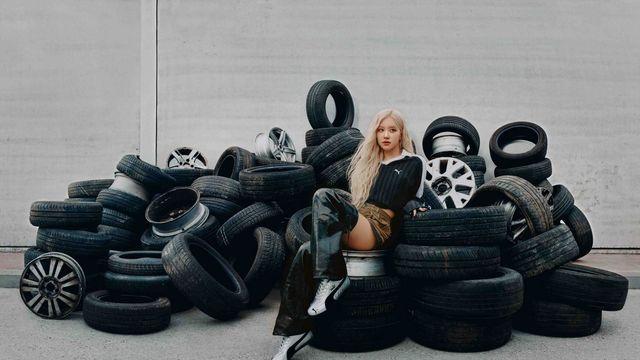 로제, 카리나가 선택한 운동화? 요즘 대세, 메탈릭 슈즈 BEST3