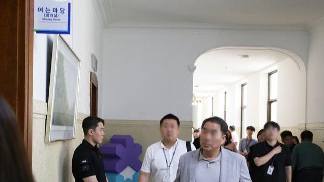 경찰, 김영환 지사 ‘돈봉투 수수 의혹’ 충북도청 압수수색···휴대전화 확보