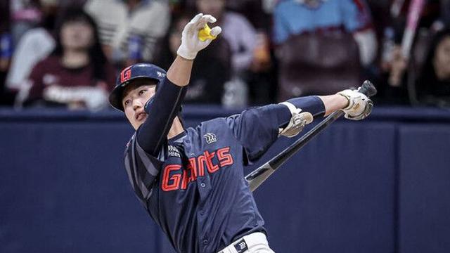 롯데 전민재, 좌측 내복사근 미세손상으로 말소…2~3주 회복 필요