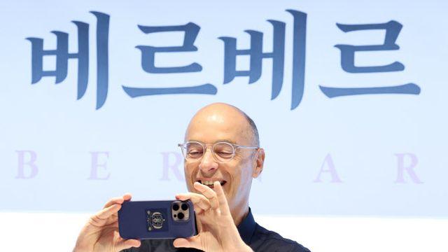 ‘한국인 최애 작가’ 베르베르 신작에 4050 반응했다