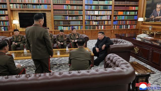 김정은, 러 파병부대 지휘관 만나 격려…”가장 중대한 임무 수행”