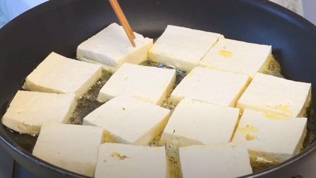 두부를 썰어 이렇게 만들면, 마치 김치처럼 두고두고 꺼내 먹습니다