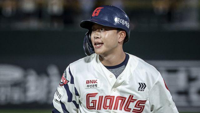 롯데 10연패 탈출 희망 키운 이호준의 데뷔 첫 홈런, 잠실서 비거리 124.7m 쐈다 [IS 잠실]