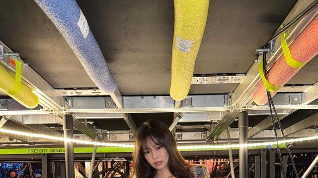 블랙핑크 제니, 망사 스타킹으로 완성한 트위드 백스테이지 룩