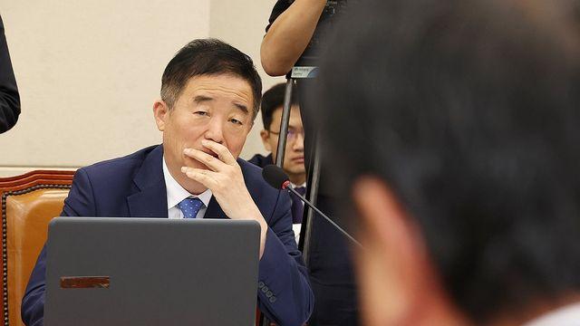 특별사면 건의했던 與 의원, 조국 공개 행보에 