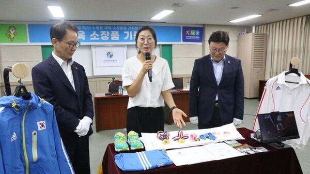 '올림픽 양궁 금' 최현주, 고향 전북에 체육 소장품 기증