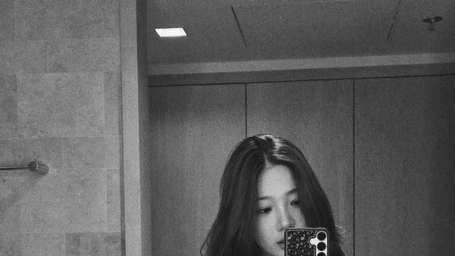 '무심한 시크' 카즈하, 블랙 후드로 완성한 여름의 정석