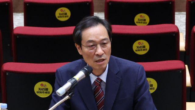 우상호 정무수석, “대통령 지지율 하락 무겁게 받아들여”