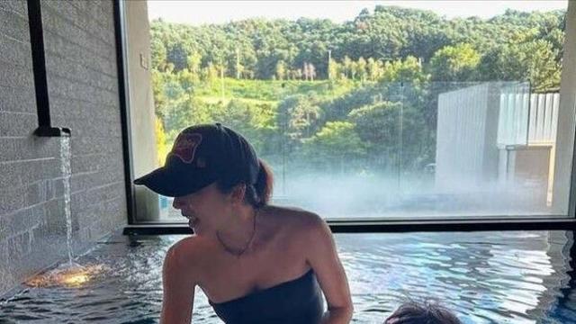 손담비, 출산 4개월 만에 ‘완벽 몸매’ 회복…딸과 함께한 행복한 수영장 나들이