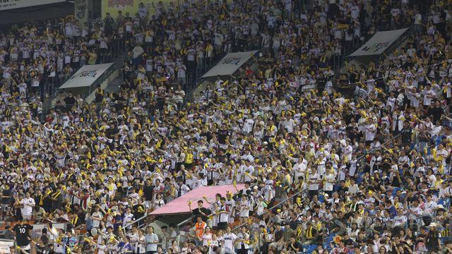 [SD 잠실 라이브] ‘평일 3연전 모두 완판’ 21일 잠실 롯데-LG전, 2만3750석 전석 매진