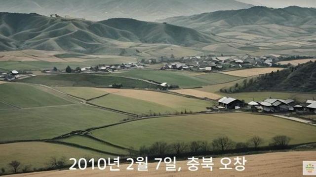 맨홀 안에 사람이 매달려 있다