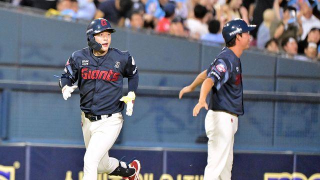 롯데 6-0 도망! 이호준, '데뷔 첫 홈런포' 터졌다…전민재 빈자리 지우네→나승엽 적시타까지 [잠실 라이브]