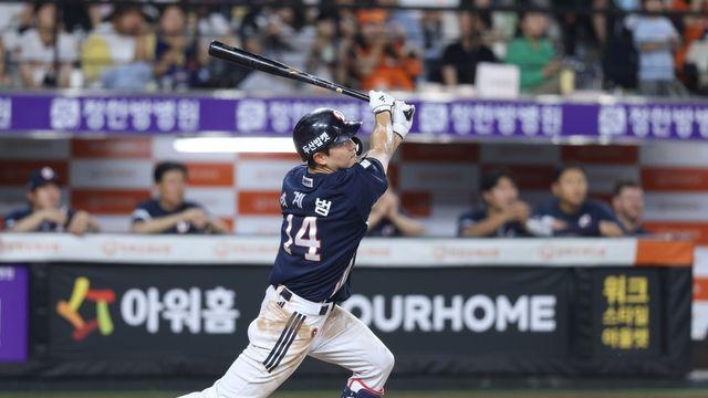 박계범, 류현진 상대 만루포…두산, 한화전 싹쓸이하고 7연승(종합)
