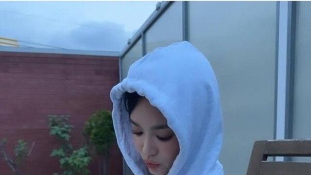 송혜교, 반려견 ‘루비’와 함께한 편안한 일상 공개…수수한 차림에도 빛나는 미모