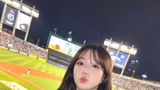 ‘야구장 요정’ 해원, 스트라이프 유니폼으로 팬심 저격!