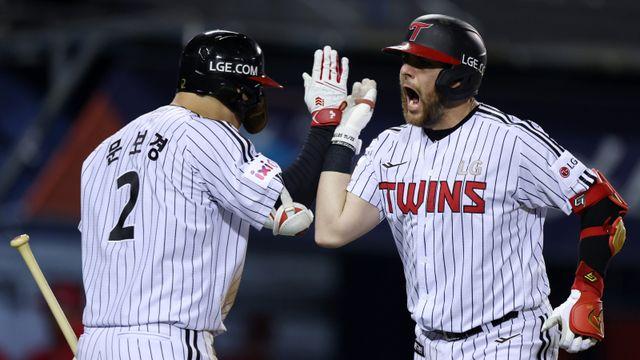 오스틴 비거리 137m 홈런-문보경 동점포, LG 0-6→6-6으로...롯데는 충격 [IS 잠실]