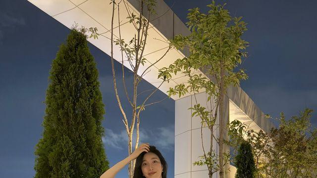 다비치 이해리의 '여름밤 데이트룩'... 아이보리 니트로 시원함 극대화
