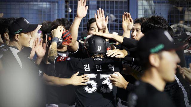 [SD 잠실 라이브] ‘김민혁 3타점 역전 결승타+강백호 3안타’ KT 5위 사수, 두산 7연승 마감