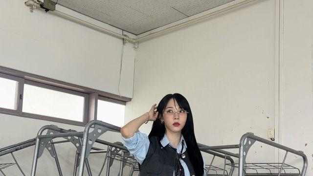 문별의 레드립 스쿨룩, 교실을 런웨이로 만든 '걸크러시 아이콘'의 매력