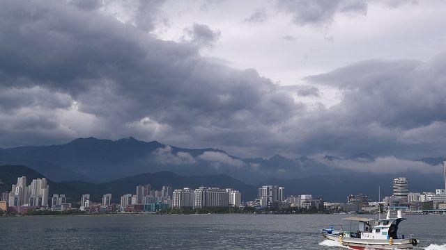 강원 구름 많고 내륙·산지 소나기…낮 최고기온 36도