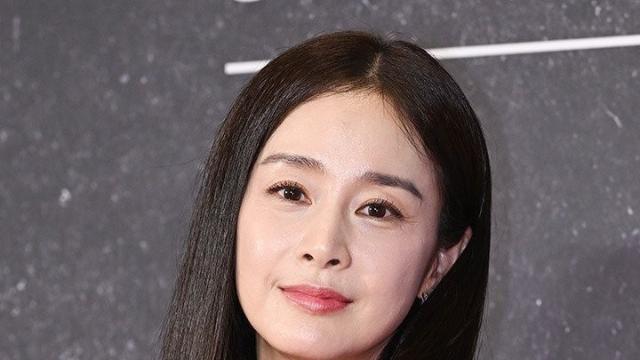 최근 기준 김태희보다 김희선이 더 어려 보이지 않나요?
