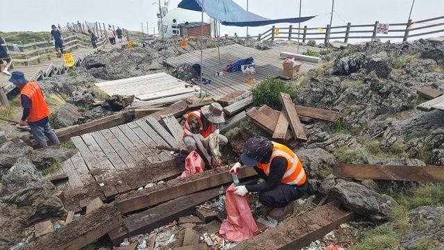 한라산 나무데크 19년 만에 걷었더니 쓰레기 수북