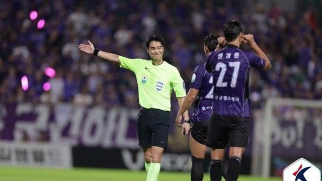 ‘팔꿈치 촌극’ 완전히 뒤바뀐 ‘권경원-이호재 퇴장 징계’…기준 없는 심판 판정에 K리그 피해 속출
