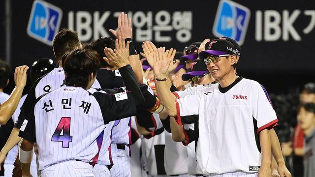 KIA전 12점 차 대승→한화와 5.5G 차...활짝 웃은 염경엽 감독 
