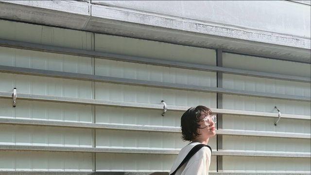 나나, 루즈핏 청바지로 보여준 ‘캠퍼스룩 교과서’