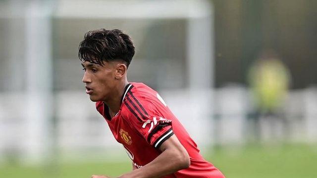 '미래가 창창하다!' 맨유 14세 유망주, 1군 훈련 소집...